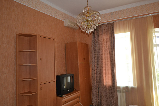 Фото 5. Двухуровневый дом с балконом в центре Евпатории