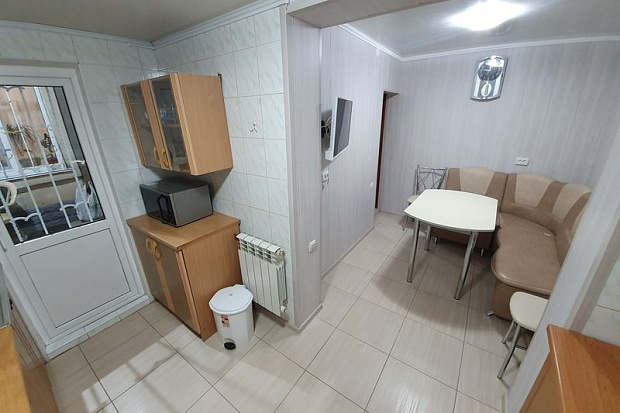 Фото 9. Двухкомнатный дом с высокими потолками и отдельным двориком 