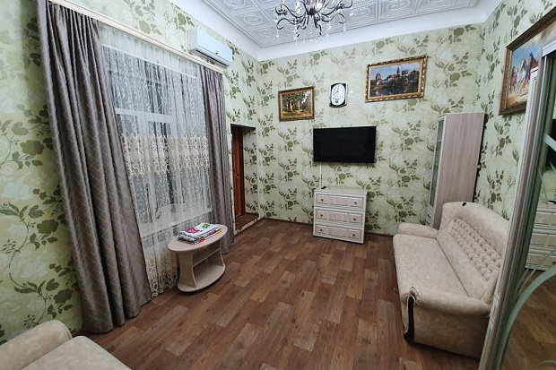 Фото 7. Двухкомнатный дом с высокими потолками и отдельным двориком 