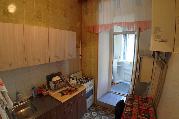 Фото 2. Однокомнатная квартира царской постройки с высокими потолками в курортной зоне