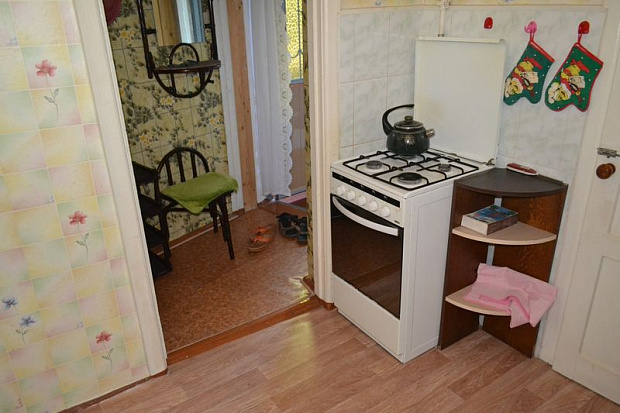 Фото 3. Однокомнатный домик старой постройки с высокими потолками