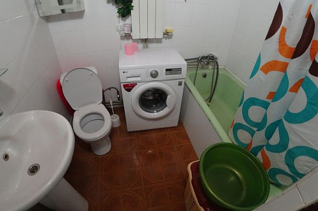 Фото 4. Двухкомнатный дом с высокими потолками и отдельным двориком 